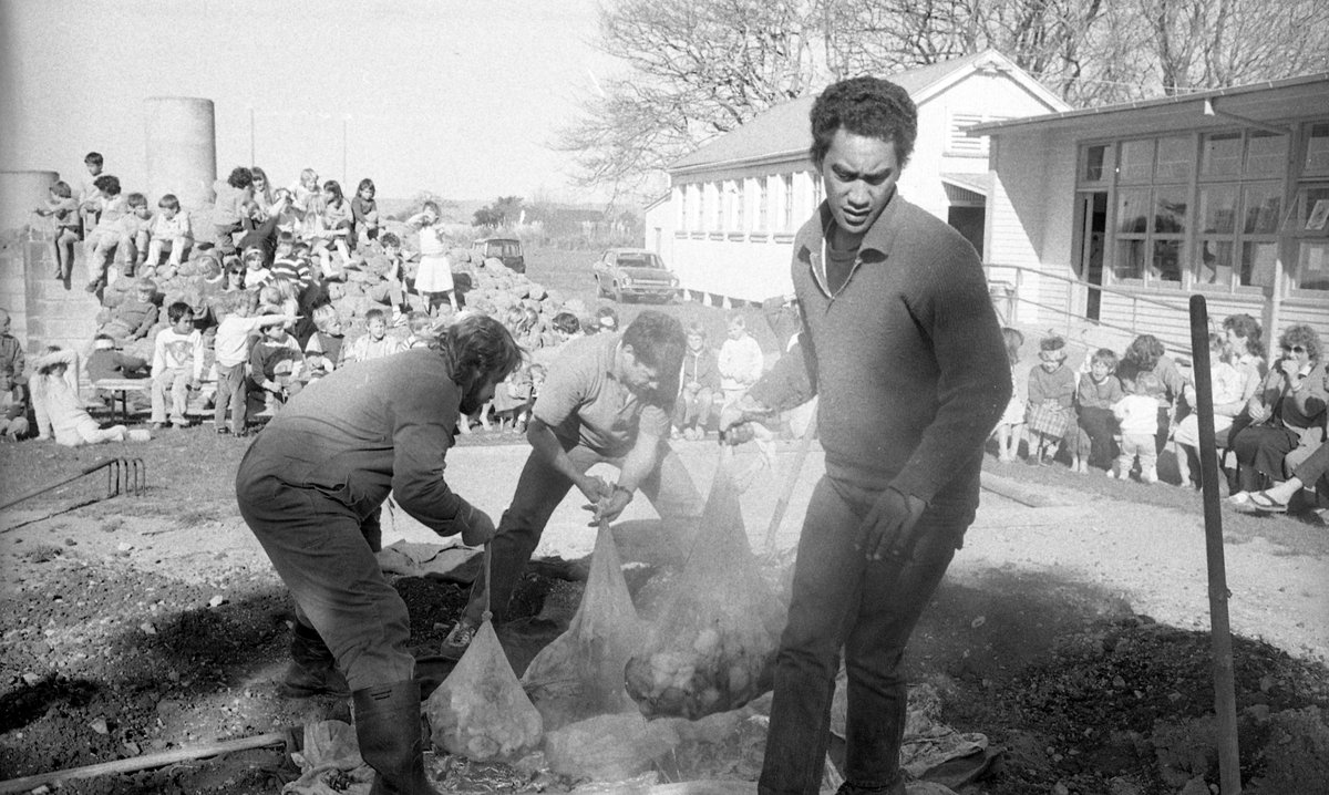 E whakarite hangi ki te kura o South End hei whakanui i te mutunga o tā rātou akoranga ki ngā kaupapa Māori, Hereturikōkā 1987

Getting the hangi ready at South End School at the conclusion of their Māori Studies programme in August 1987

#tewikiotereomāori #reomāori #wairarapa