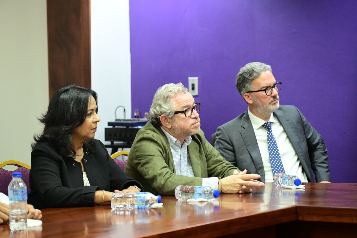 AbelComunicaRD's tweet photo. La directiva de la Asociación de Industrias de República Dominicana (AIRD) visitó la tarde de este martes la Casa Presidencial del Partido de la Liberación Dominicana (PLD), donde sostuvo una reunión con el candidato presidencial, Abel Martínez, y dirigentes de la organización política.

⤵️