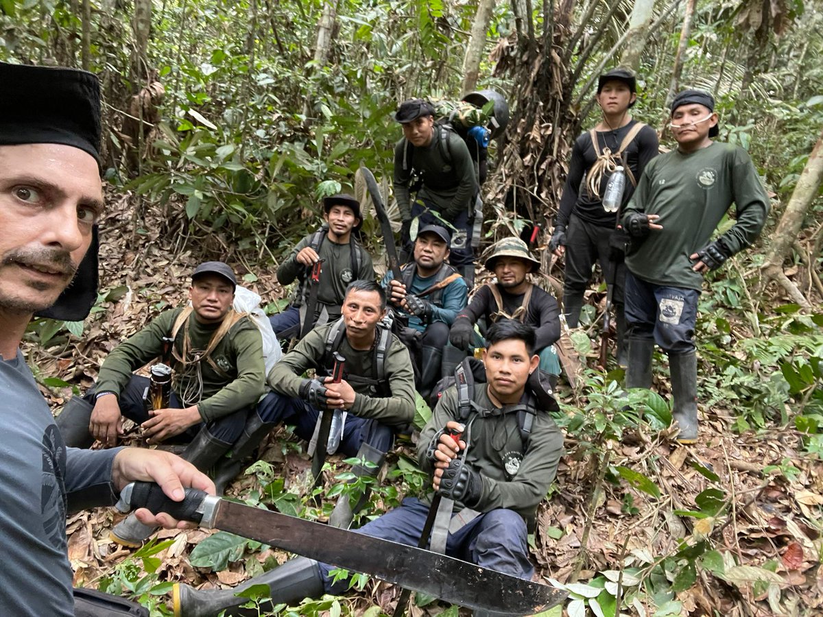 BetoMarubo's tweet photo. É por esse motivo que nossas terras apresentam os menores índices de desmatamento nos últimos 38 anos. Esses protegem o Javari. Há mais de 30 dias no mato, com o indigenista Carlos Travassos. Feliz dia da Amazônia, meus parentes! https://t.co/D8CkUfE9N5