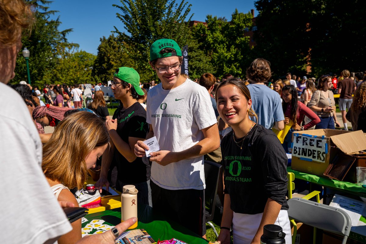 CallMeADuck's tweet photo. The Flock Party Activities Fair is one of the many Week of Welcome events. π¦ The Flock Party gives UO students the opportunity to learn about different ways to get involved on campus!Β #CallMeADuck #OregonBound
π Friday, September 22nd
π 8 PM - 9 PM
π Hayward Field https://t.co/uXAkXzygNP