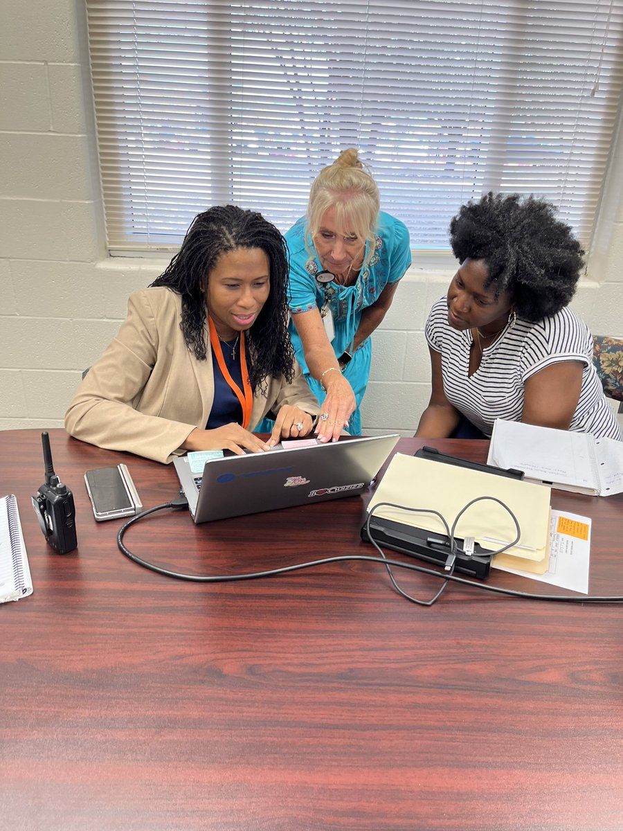 gailp15's tweet photo. We are an UNSTOPPABLE team at Bailey MS! Ms. Domínguez has her students engaged, and the collaboration with campus administrators Dr. Emholtz and Ms. Selmon ensure that our EB students are properly placed!
#wearespring
@SISD_Multilingu 
@SpringISD_Super 
@DrVEmholtz https://t.co/AyWZr3rNBR