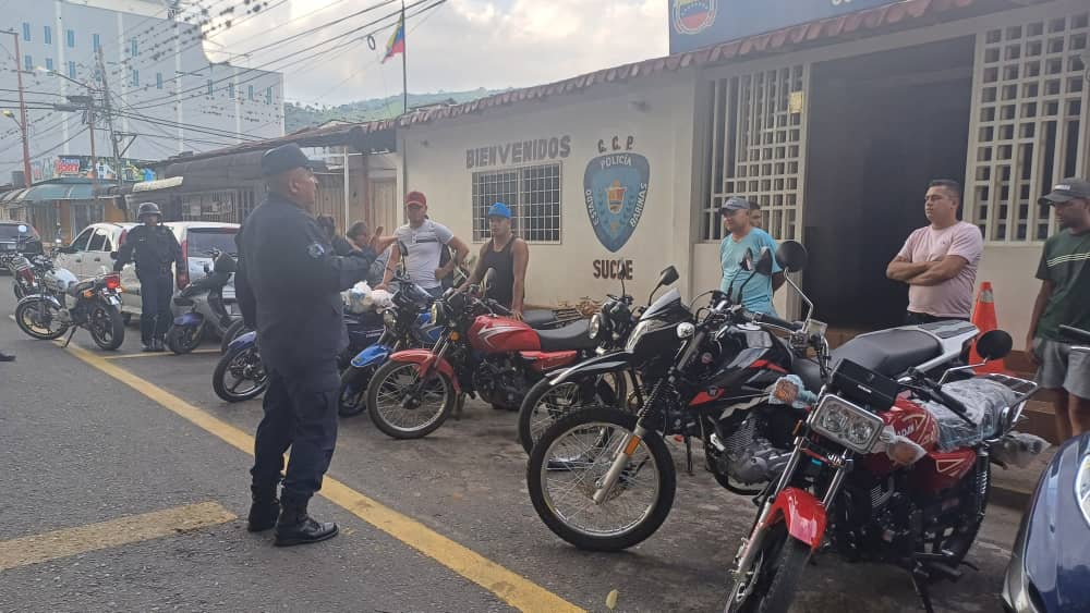 intt_barinas's tweet photo. #INTT OR Barinas de la mano del #CPEB realizaron charlas de Educación Vial en el Mcpio. Antonio José de Sucre, Socopó. Concientizando sobre el uso del casco y las normativas de transporte terrestre para el resguardo de la vida. #VidaYPazSonLaPremisa https://t.co/YNKC1zi1uT