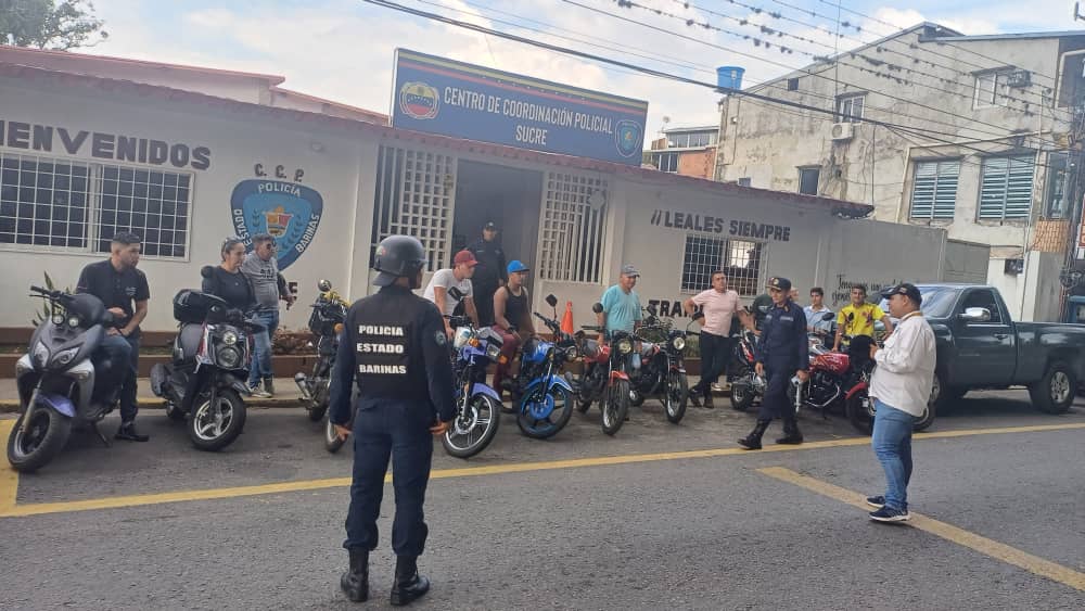 intt_barinas's tweet photo. #INTT OR Barinas de la mano del #CPEB realizaron charlas de Educación Vial en el Mcpio. Antonio José de Sucre, Socopó. Concientizando sobre el uso del casco y las normativas de transporte terrestre para el resguardo de la vida. #VidaYPazSonLaPremisa https://t.co/YNKC1zi1uT