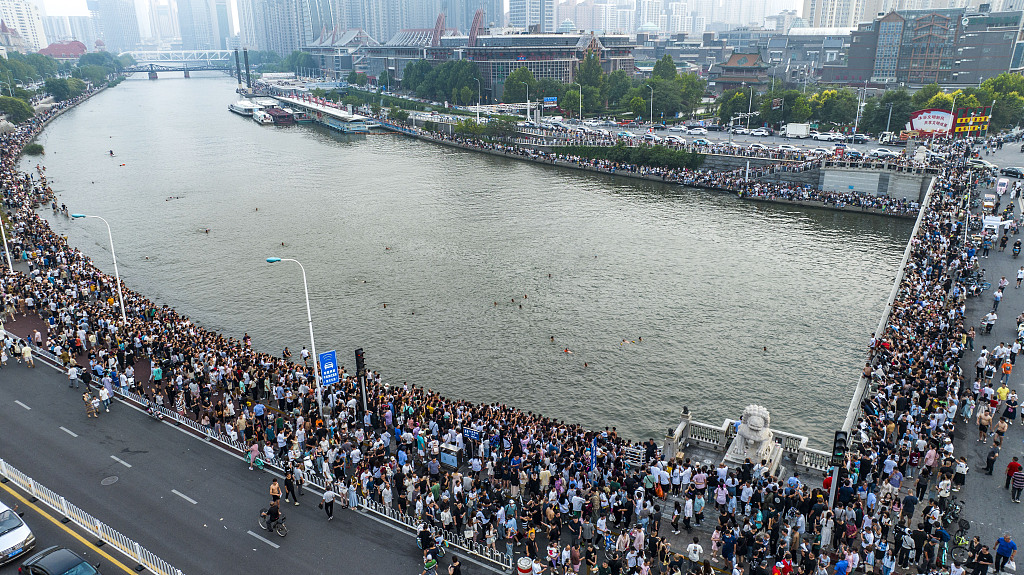 Panda_Paws_'s tweet photo. How did a river in #Tianjin become #China’s most popular tourist destination due to a group of half-naked elderly locals? An influx of visitors across China, including foreign tourists, have been leaning on the railings to watch the “bold performance” by “senior #divers.” https://t.co/K5IozvLX0R