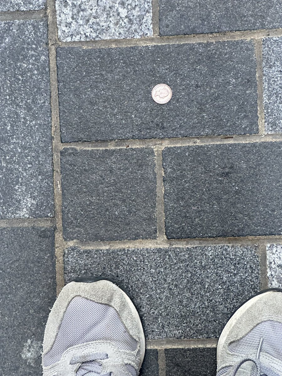 Sonipower's tweet photo. El nuevo “lucky penny” que encontré este verano. Este de verdad, porque fue en Londres.🇬🇧
Quién sabe si será el que por fin me traerá el deseo que siempre pido.🤗🤞🏻 https://t.co/SFAfyNyHT4