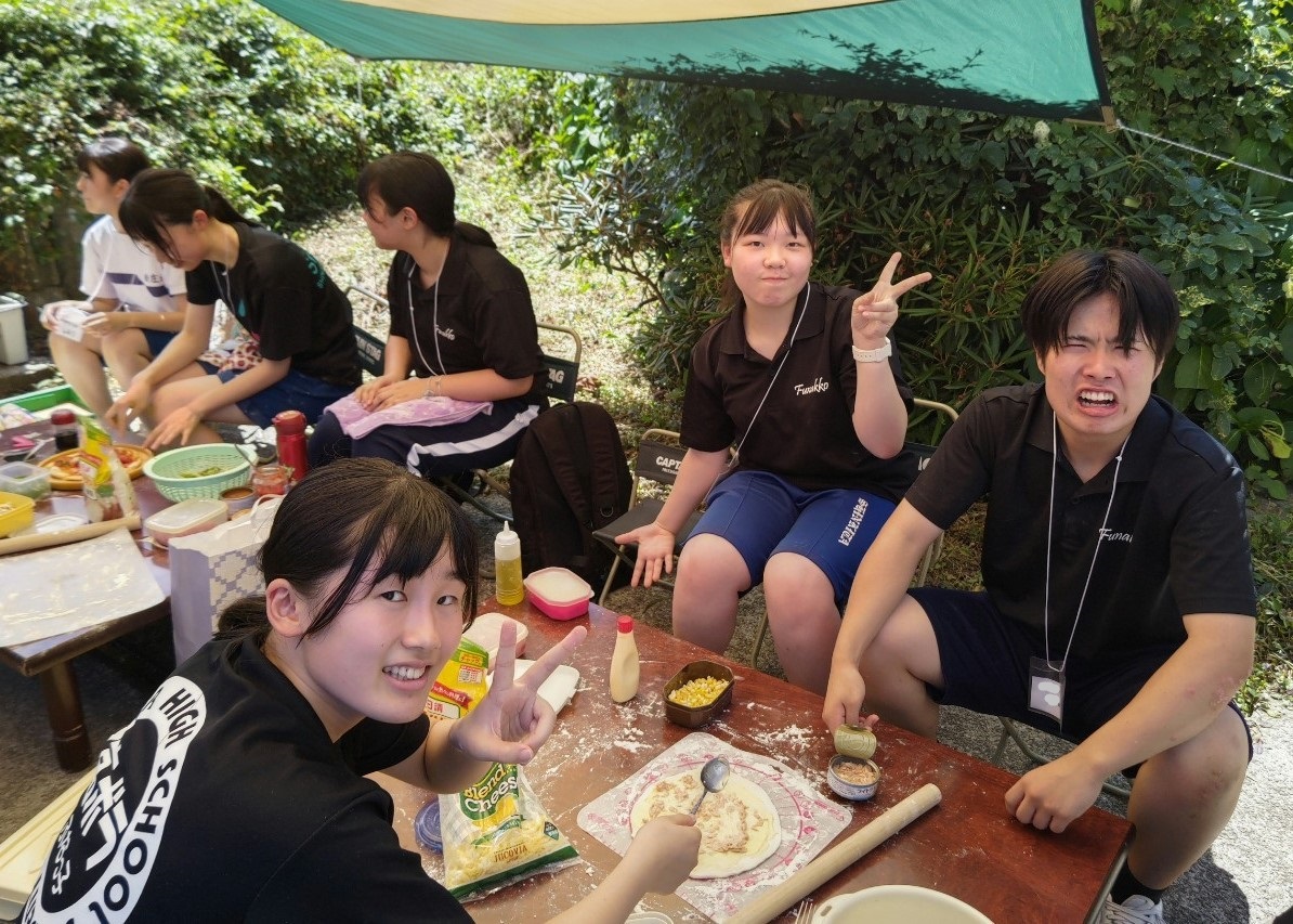 seinen_yamagata's tweet photo. 【#鮭川村 高校生ボランティアサークル #SAKEKKO の活動報告！】
８月１１日（金）、#ピザづくり を通して最上地区で活動している他のボランティアサークルと交流しました！
詳細は以下をご覧ください↓
https://t.co/pnZg8ggR0d

地域活動グループ #よりみちくら部
#ふなっ子
#YYボランティア https://t.co/NOpuWvp9lA