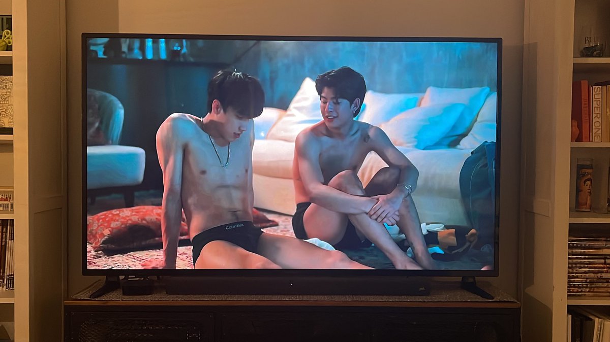 boomhyung's tweet photo. I’d be looking at Boston like that too, damn. #OnlyFriendsEP2 https://t.co/BE5yDhT7ZP
