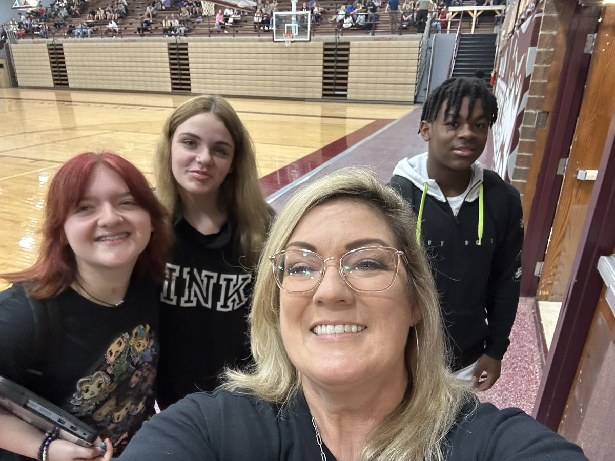 hchscolonelcrew's tweet photo. Everything is better with a smile!!! Give one to someone today! 
#BeKind365 @J_Renaissance  @HCHSColonels https://t.co/gw21y5Ifk5