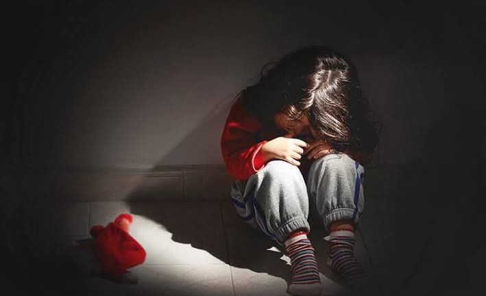 Hakkari'de 11 yaşındaki bir kız çocuğu, köyündeki 3 kişinin TECAVÜZÜNE uğradı! 1- Esra’yı “sana acil bir şey söylememiz lazım, akşam ahıra gel” diyerek kandırıyorlar. 2- Esra akşam ahıra gittiğinde Esra’yı kaçırıp şiddet uygulayıp, tecavüz ediyorlar. 3- Tecavüzcüler, tecavüz…