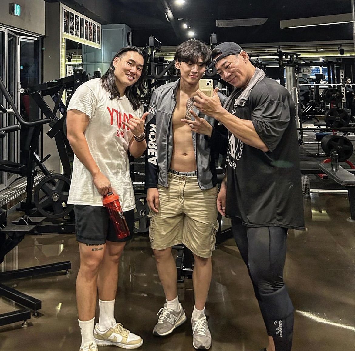 iamyourfather07's tweet photo. 압구정양주보단 동네 호프집 좋다는 덱스
쉬는날이면 형님들하고 운동하고 호프집가고..
https://t.co/zgAgJJbB59 https://t.co/X6blNNHZZn