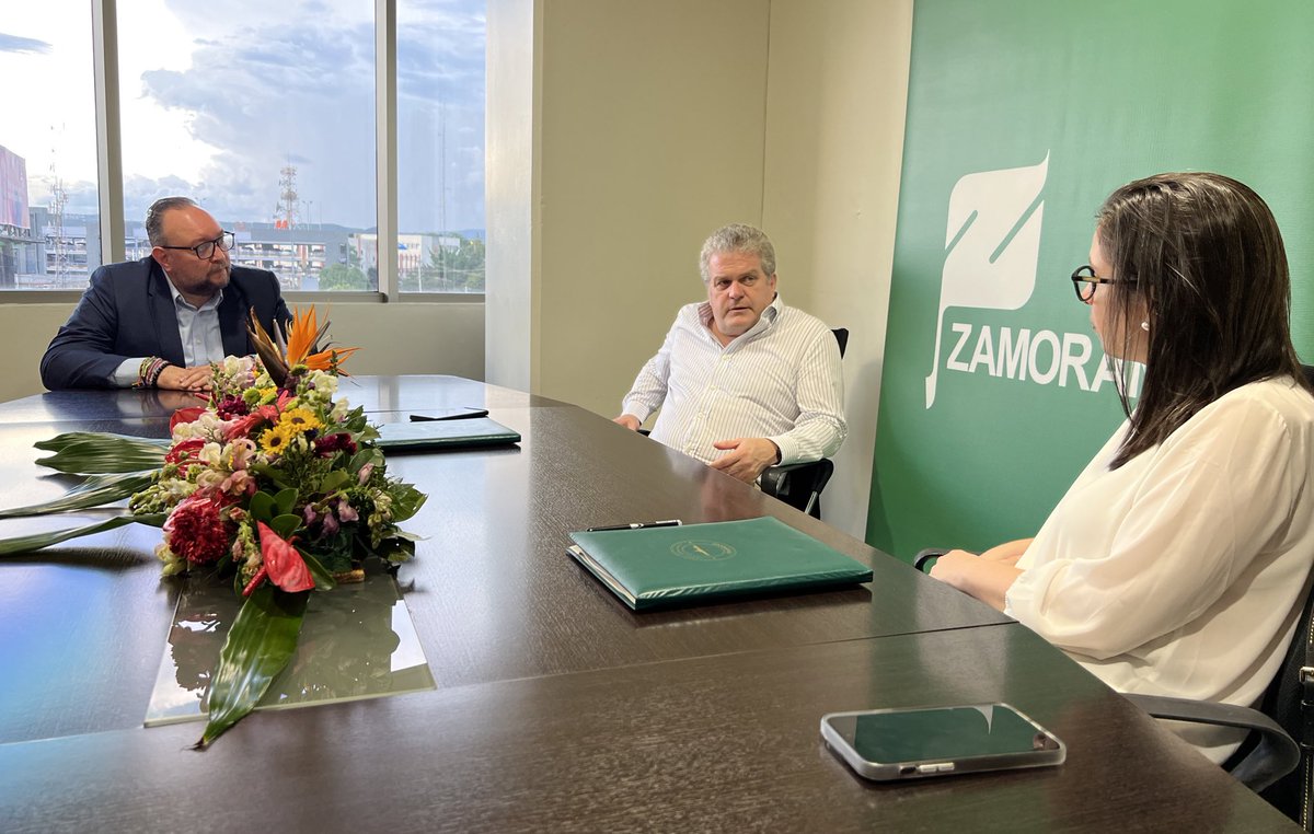 El día de hoy la Escuela Agrícola Panamericana #Zamorano firmó un convenio con @YieldLab_Latam para impulsar el ecosistema de #AgTech en #Centroamérica. @anammaiera @horacio_rv @raulasotod representaron a Zamorano en la reunión con Tomás Peña. #ZamoranoInnova #ZamoranoYElMundo