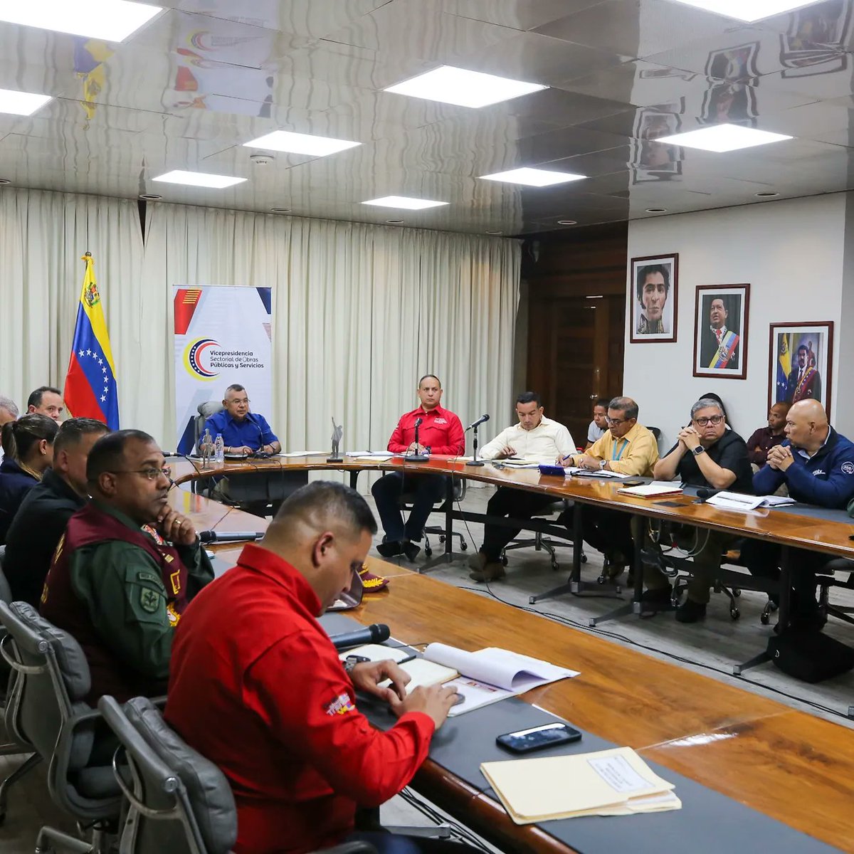 NestorLReverol's tweet photo. En videoconferencia con los integrantes de la Comisión Presidencial para el Plan Maestro de Rescate, Conservación y Desarrollo Sostenible del Lago de Maracaibo, revisamos el avance de los compromisos adquiridos y la agenda concreta de acción prevista para esta semana en el Zulia. https://t.co/vjP584mpxS