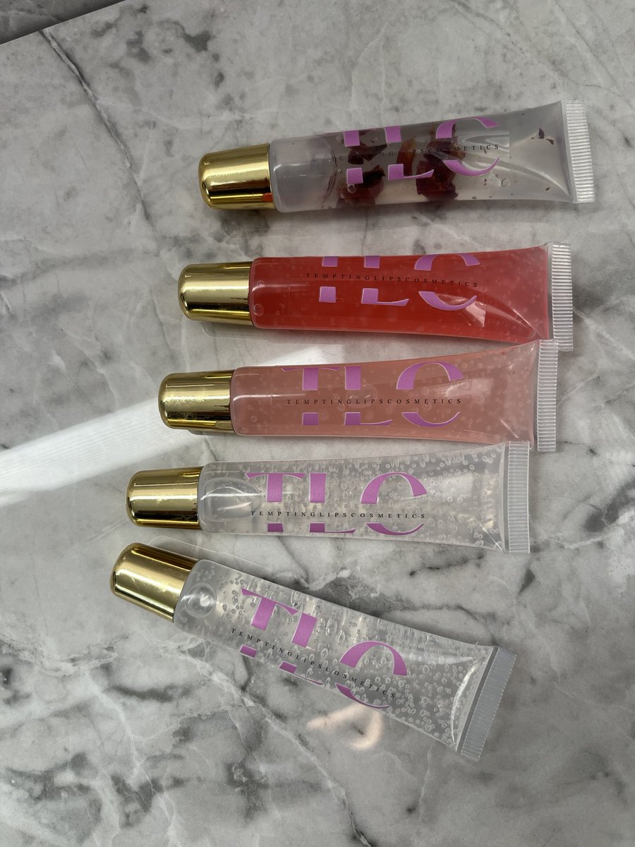 Only a few more clear lip glosses left in stock & they are still 50% off ($3) Keeps your lips moisturized, hydrated, & glossy all day 💋