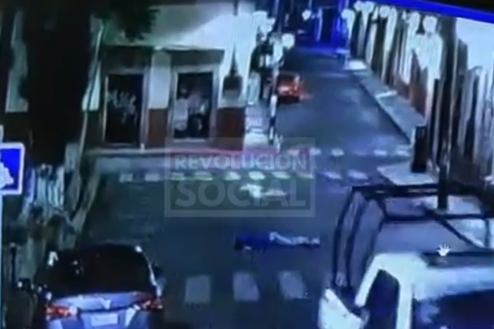 vozmichoacan's tweet photo. VIDEO | Guardia Civil roba y atropella a un joven en el Centro de #Morelia

Tras la difusión del video en el que se ve cómo una patrulla le pasa por encima a un muchacho, la SSP señaló que ya investiga el “supuesto abuso policial” de sus elementos.

➡️ https://t.co/26XIWqFKKP https://t.co/SO1FniPCXp