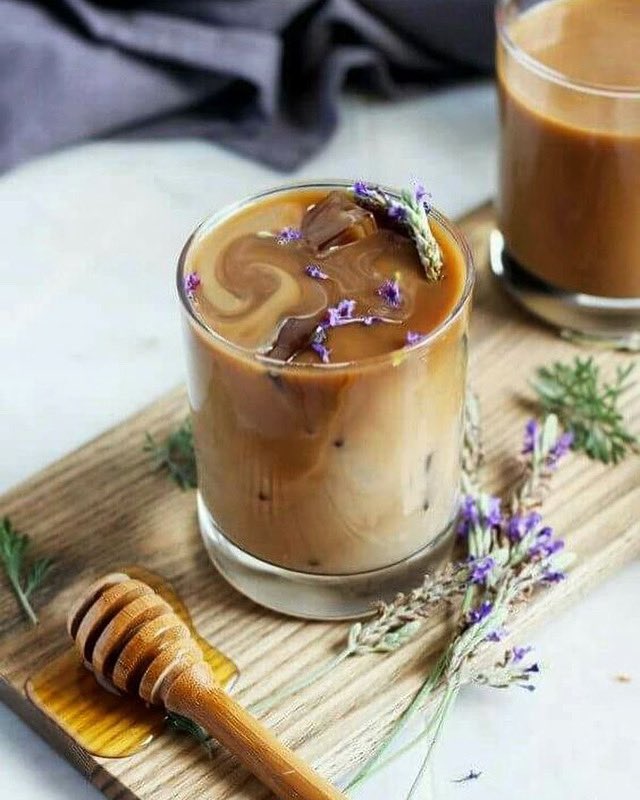 Hoy te recomendamos una tisana de lavanda para que disfrutes tu tarde 💜🍵🤩🫰🏻🪻Disfrútala como quieras, con endulzante y tu leche favorita. Cuéntanos ¿Cómo te gusta? 
Recuerda que puedes comprar nuestros tés y tisanas en nuestra tienda online o en nuestras Zoma Tea Houses