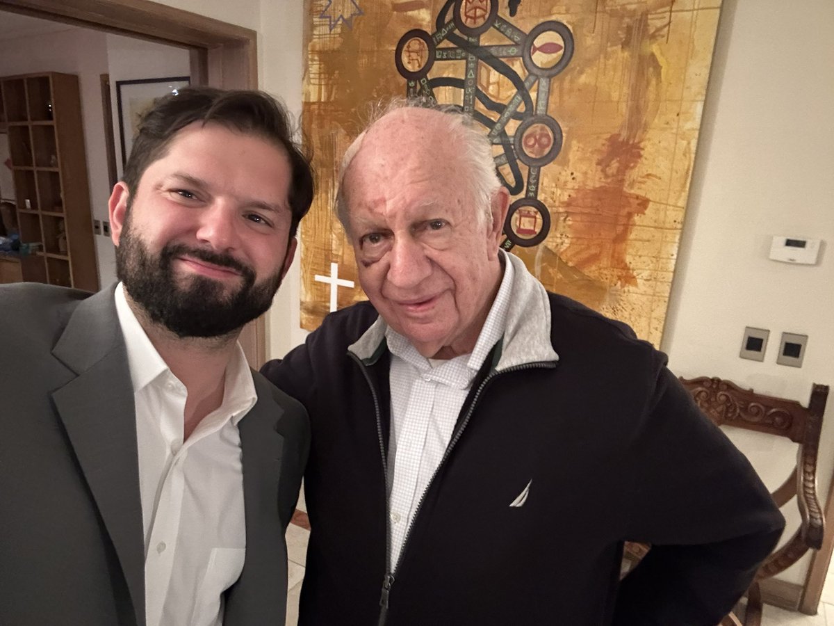 GabrielBoric's tweet photo. Nos juntamos con el ex Pdte Ricardo Lagos a conversar sobre Chile y los aprendizajes de la historia a 50 años del Golpe. Estaba un poco machucado por una caída de la que ya se está recuperando, pero con la lucidez de siempre me aconsejó en las dificultades del arte de gobernar. https://t.co/YPkoUtJxnB