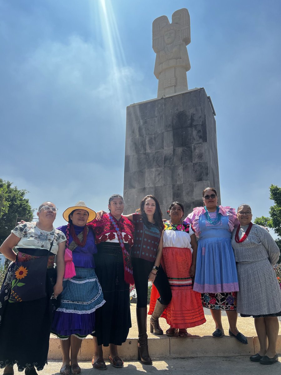 Gracias compañeras por su enseñanza… hasta que se respete el derecho a la autodeterminación y a creer en lo que se quiera. ❤️

#DiaInternacionalDeLaMujerIndigena