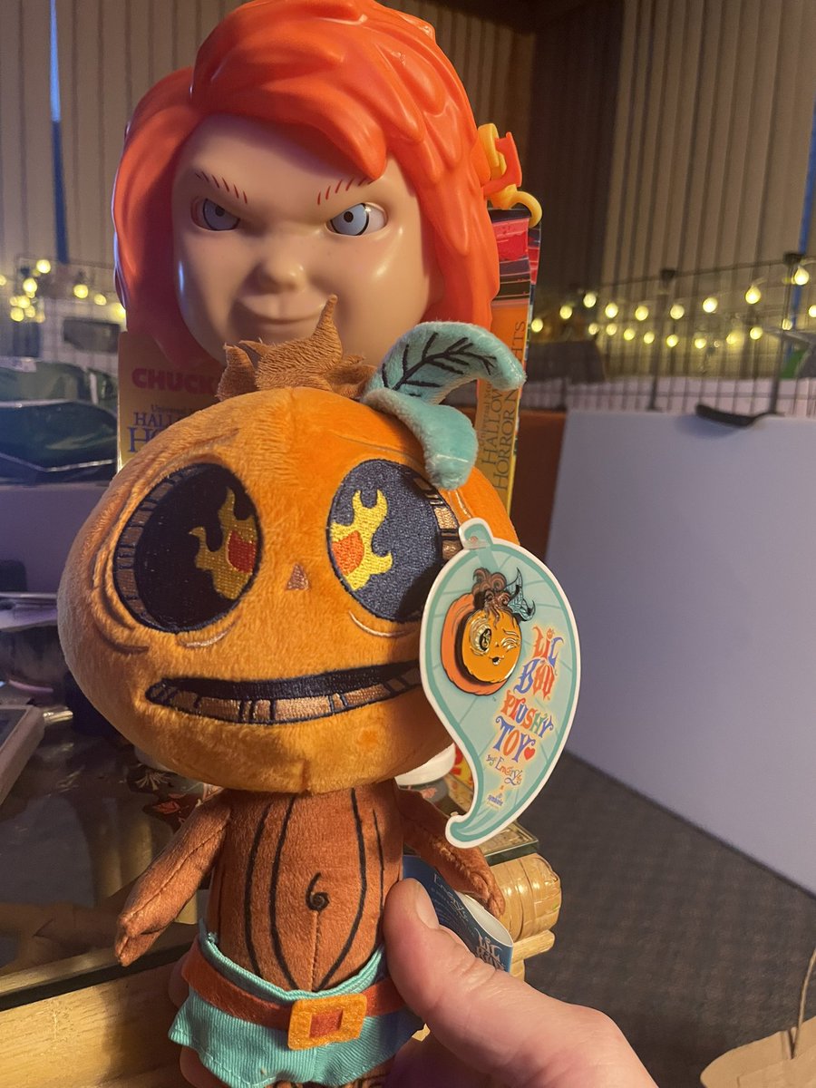 KillerKcB's tweet photo. Today, HHN came to my home all the way in PA to bring me a little gift from the fog. My Lil Boo from @emory_arts came today. He is so cute! 🥰 As did my Chucky popcorn bucket. I may not be at the event this year but it is with me always. #HHN32 #HHNForever https://t.co/lN9V4eDh5I