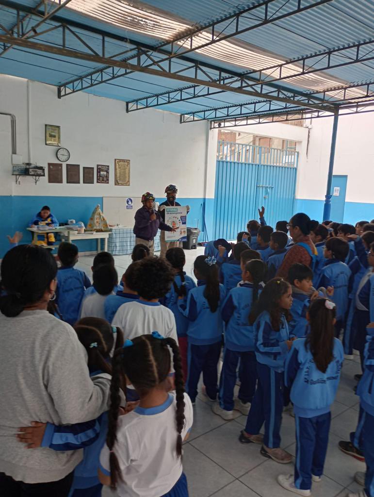 Munimolina's tweet image. #LaMolinaInforma: Por la “Semana de la Educación”, los integrantes del #COED La Molina brindaron una charla informativa del trabajo que realizamos y la importancia de implementar “La mochila para emergencias”, a los alumnos de inicial y primaria de la IEP Viña Alta.