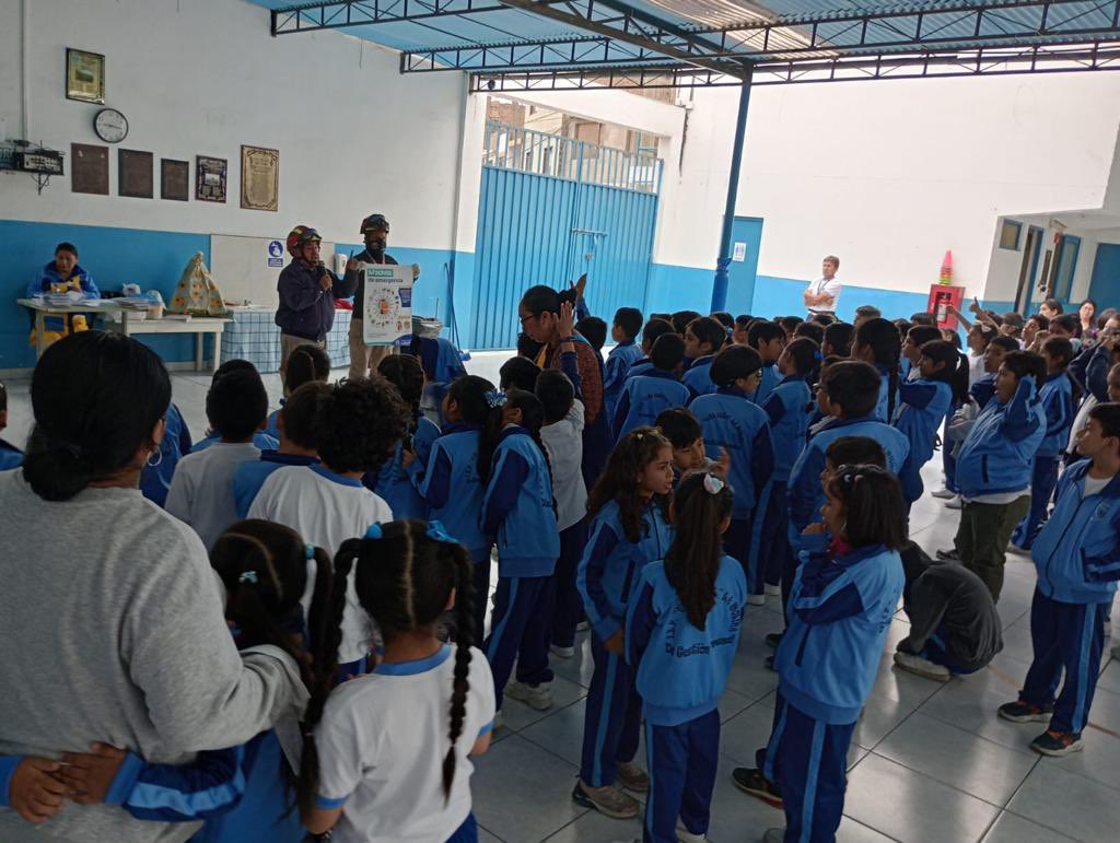 Munimolina's tweet image. #LaMolinaInforma: Por la “Semana de la Educación”, los integrantes del #COED La Molina brindaron una charla informativa del trabajo que realizamos y la importancia de implementar “La mochila para emergencias”, a los alumnos de inicial y primaria de la IEP Viña Alta.