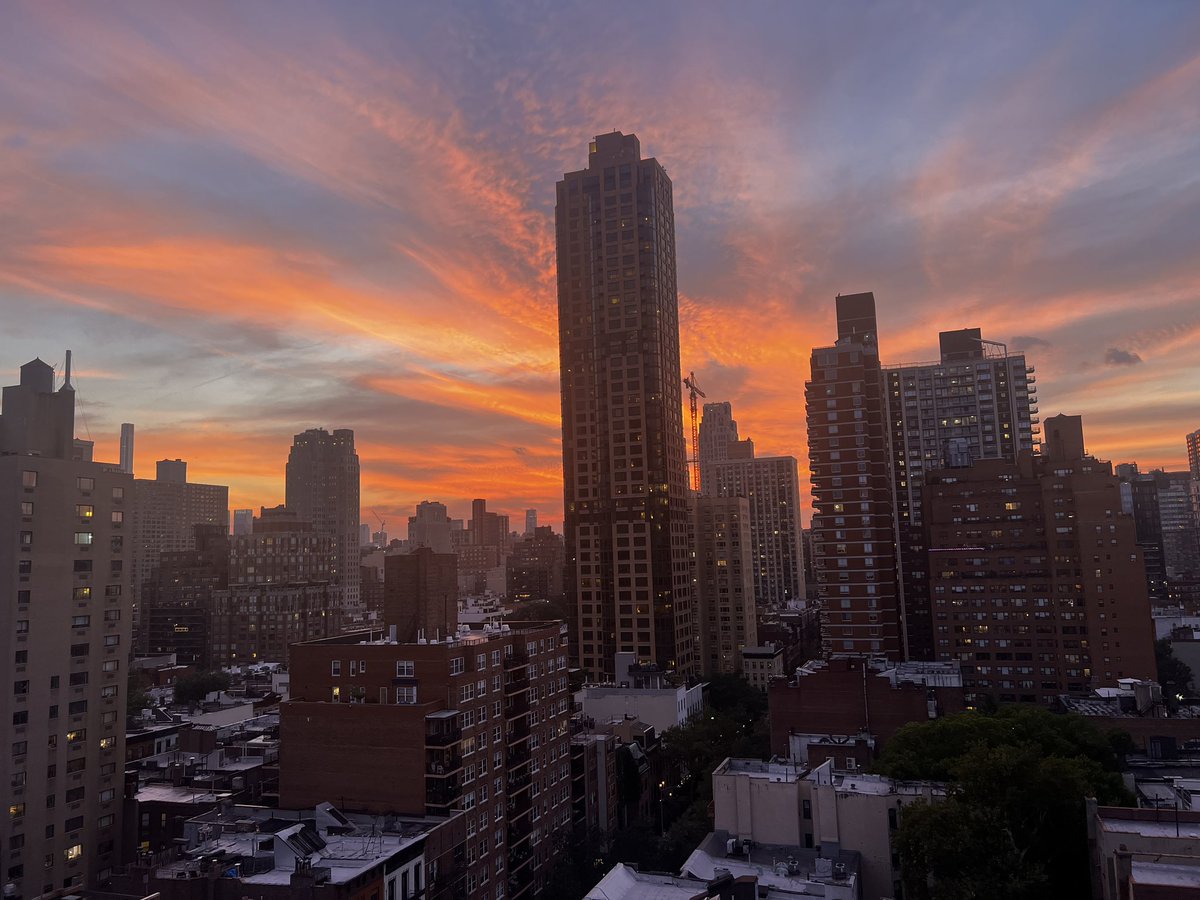 A sunset on fire to end a day that felt like we were on fire 🔥 @StormTeam4NY @Violeta_Yas @AudreyPuente @CiminoPIX11 @GarofaloWX @uppereastsiteny @TheMariaLaRosa @DavePriceTV @Matt_Brickman @Raphael4NY @JaniceHuff4ny @amyfreeze @sunset_wx #sunset #outmywindow