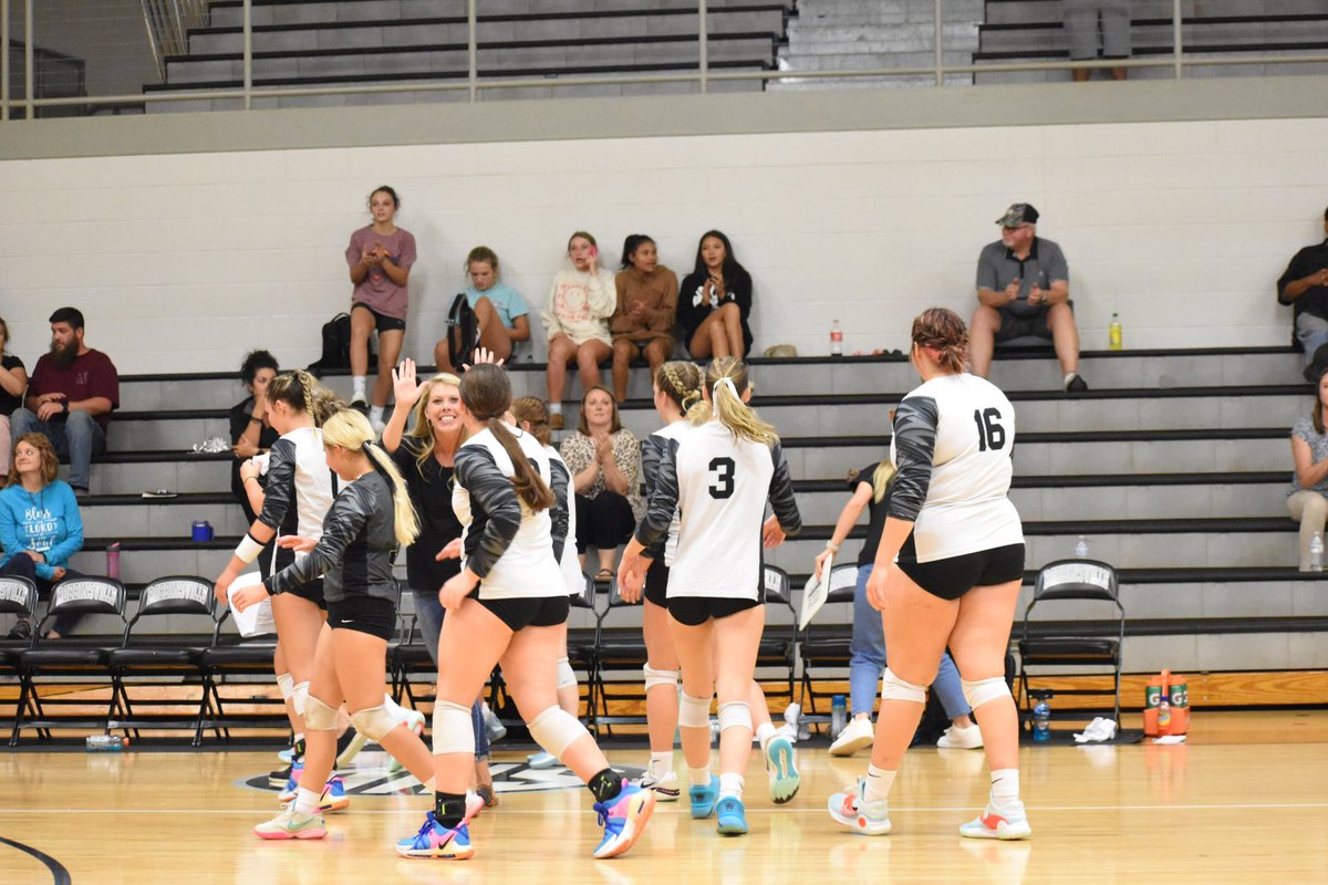 KevinHensleyCVN's tweet photo. FINAL SCORE: The #Robbinsville #LadyKnights (7-2, 3-0) sweep Hayesville (2-6, 1-2): 18-25, 23-25, 23-25. 

Robbinsville Middle suffers its first loss: 14-25, 25-20, 15-13; the JV Knights fall 25-13, 25-15 to the Jackets. #SMCVB #NCHSAAVB #SMCJVVB #SMCMSVB https://t.co/RnK6V2KAP1