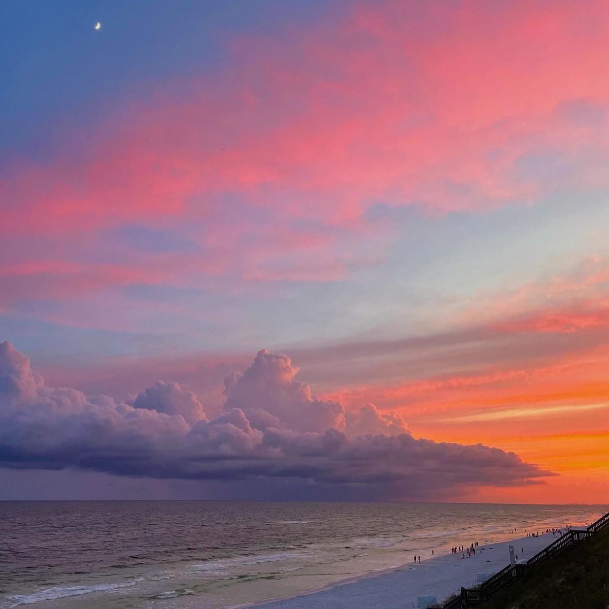 SouthWalton's tweet photo. We rate this #SundaySunset a 🔟/🔟

📸: swaggiemaggie_125 on Insta https://t.co/k3AwtOHvyf