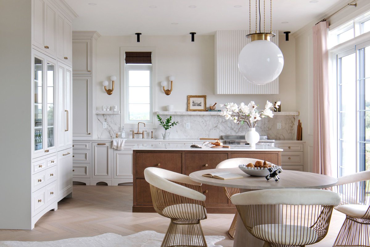 On now! <a href="/allthingshomeot/">All Things Home</a> People’s Choice voting!
Round 4: #kitchens
Entry: Le Rêve
By: @mintocommottawa <a href="/TanyaCollinsInc/">Tanya Collins Design</a> &amp; Irpinia Kitchens
📷 Gordon King Photography
Details: bit.ly/45DuHki
To vote: bit.ly/ATHPCvote
#GOHBAawards @gohba_ottawa