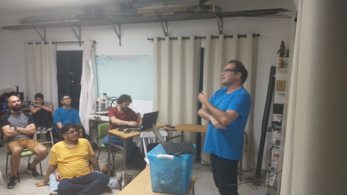 lhc_campinas's tweet image. Ontem rolou o Pyzza, encontro da comunidade Python no LHC. Acompanhe em eventos.lhc.net.br e saiba quando teremos novos eventos! #hackerspaces #python #pyzza #pizza #campinas
