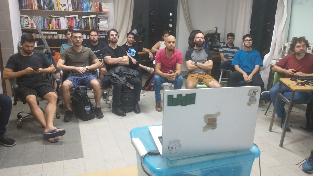 lhc_campinas's tweet image. Ontem rolou o Pyzza, encontro da comunidade Python no LHC. Acompanhe em eventos.lhc.net.br e saiba quando teremos novos eventos! #hackerspaces #python #pyzza #pizza #campinas