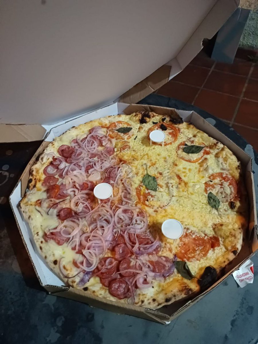 lhc_campinas's tweet image. Ontem rolou o Pyzza, encontro da comunidade Python no LHC. Acompanhe em eventos.lhc.net.br e saiba quando teremos novos eventos! #hackerspaces #python #pyzza #pizza #campinas