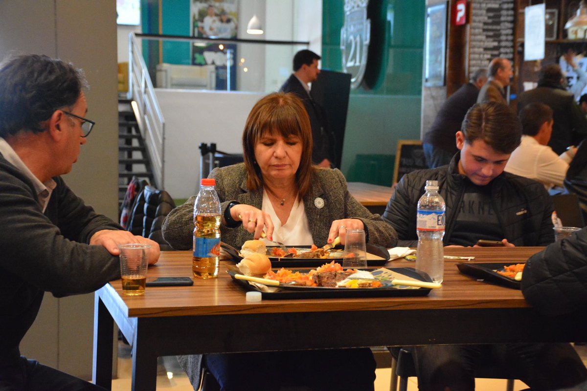 Cordobe67843099's tweet photo. Hoy, @PatoBullrich almorzando en el Shopping de Río Cuarto como una vecina más. 
#Austeridad
#Orden
#Coraje
VAMOOOO PATOOO!! 🦆🦆🇦🇷🇦🇷💪💪 https://t.co/fqX34mAnCV