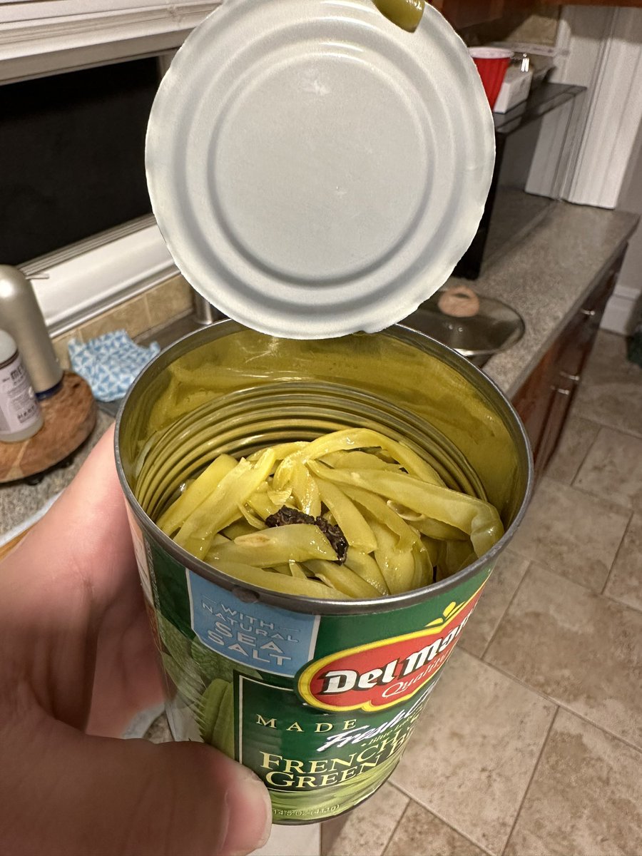 EyeconZero's tweet photo. @DelMonte you have some explaining to do. #delmonte #isthatacaterpillar #eatyourveggies https://t.co/jcgxLQ7XiG