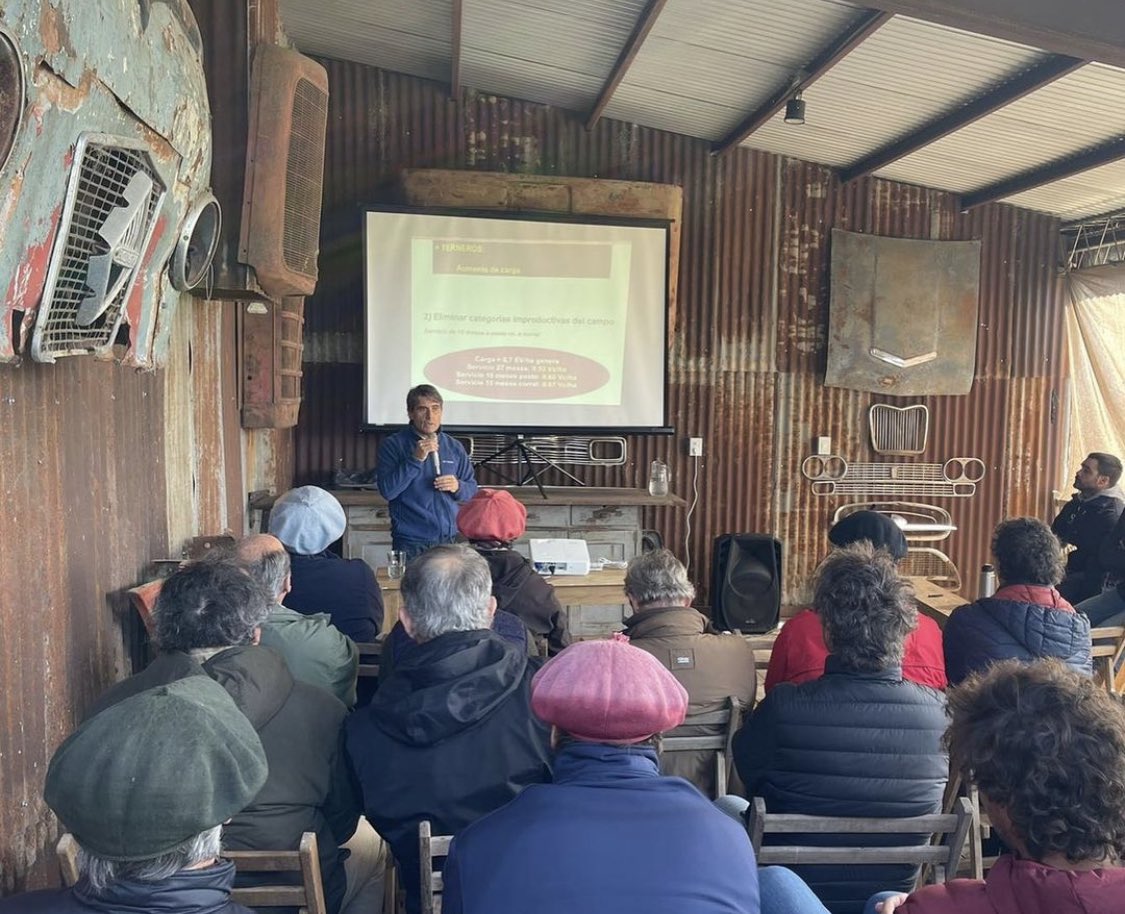 ElizaldeRiffel's tweet photo. Día de campo en Cabaña La Corona👊
En un entorno muy agradable y con un gran marco de público, hoy se realizó un día de campo en el Ea. Tres Marías para mostrar la producción de vaquillonas y toros #anguscolorado 💯 https://t.co/DwuqUGMCZW