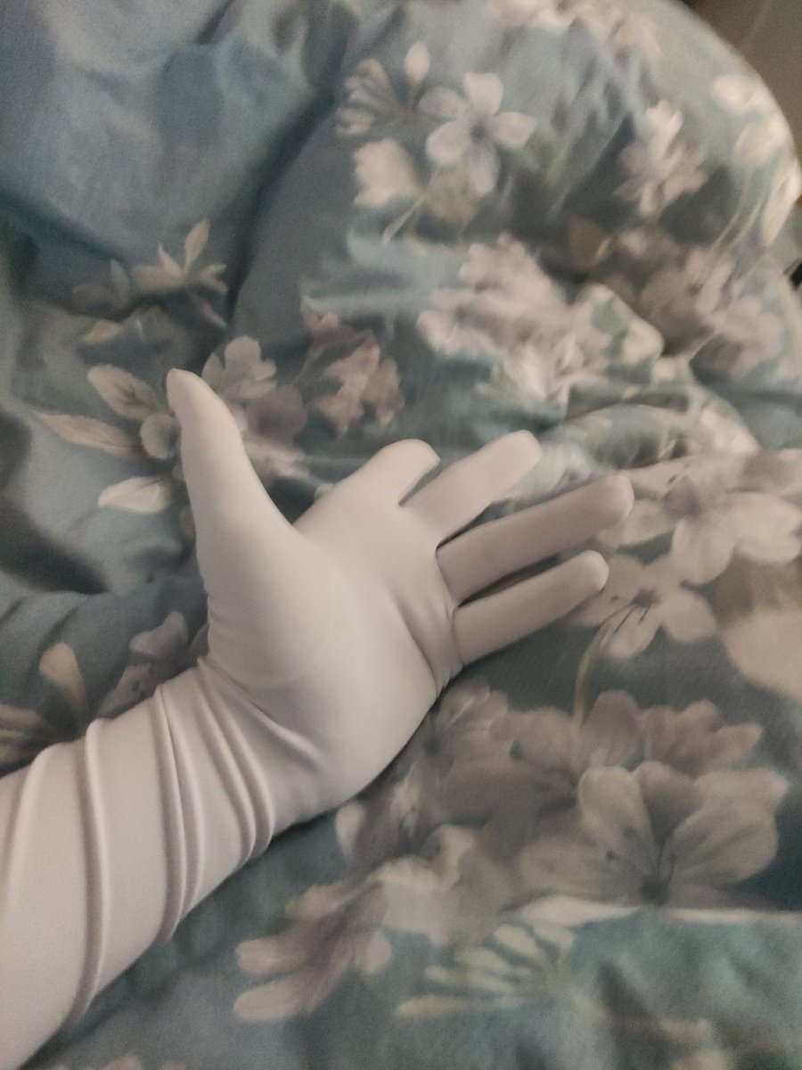 gloveslover01's tweet photo. 今天也是带手套的一天呢 https://t.co/jCvyLCPLlO
