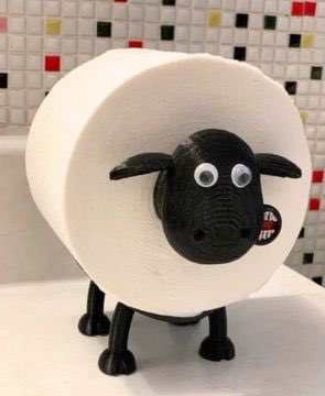 um dia vc é jovem e no outro vc deseja ter uma ovelha como porta papel higiênico
