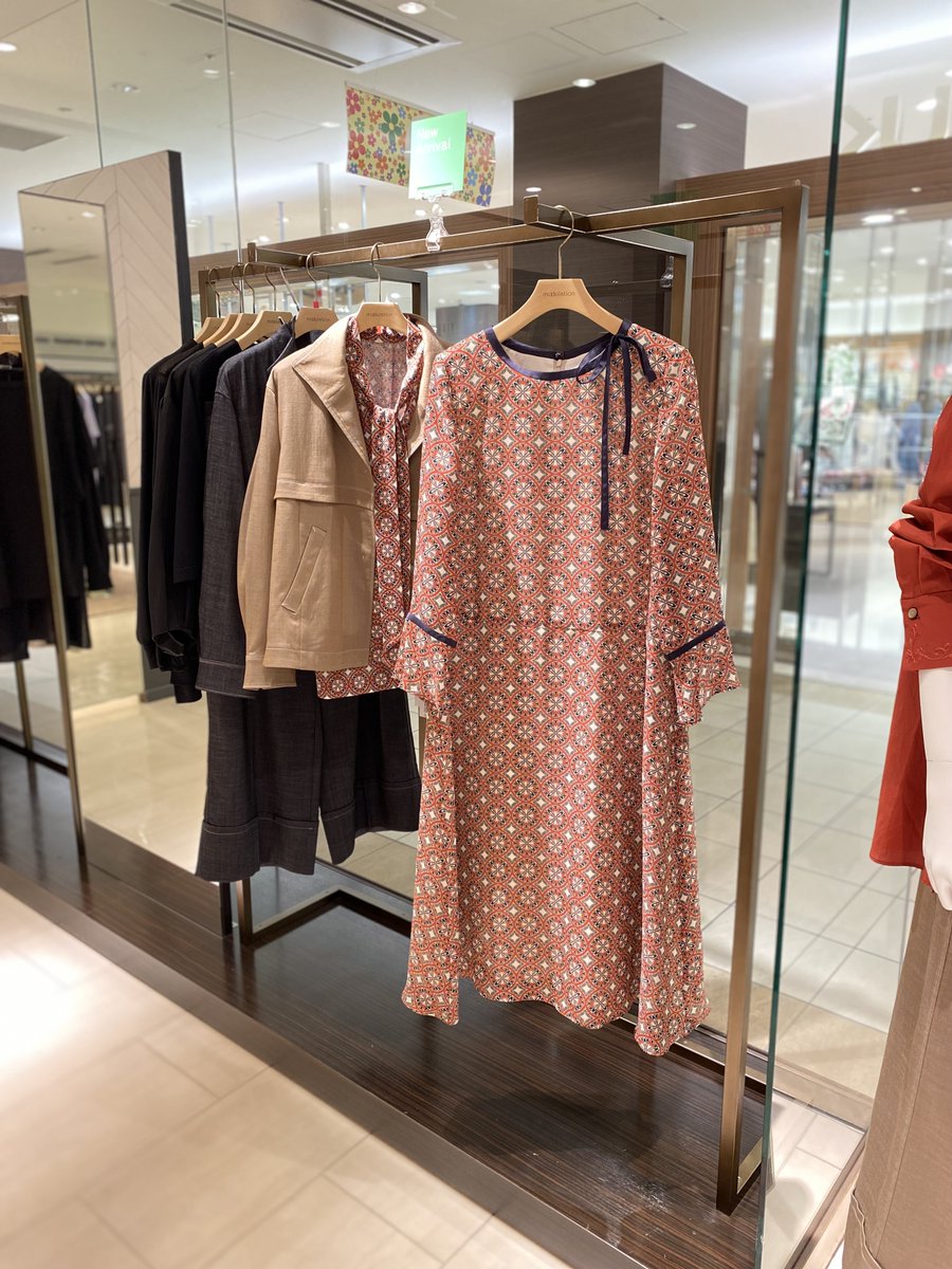 latovhp's tweet image. 【#ラトブ 2階 #modulation】 
秋コーデは #モジュレーション にお任せ!🍁
#クリスチャンオジャール の刺繍が素敵なブラウスや #ジャンニロジュディチェ の着る度風合いが増すワンピース・スカートなど1着で決まるアイテム、#ジョルジュレッシュ のこの時期ぴったりなベスト等取り揃えお待ちしてます！