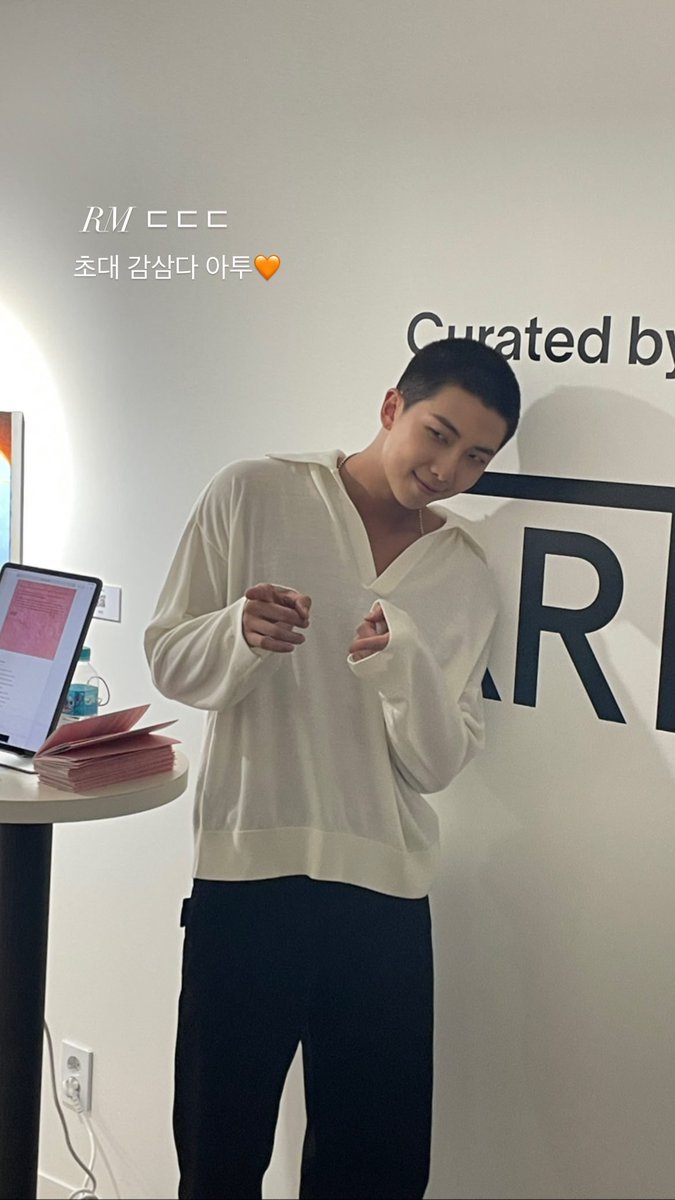 KNJsSource's tweet photo. 230905 RM at Artue exhibition held at the Korean Forniture Museum.

🔗 https://t.co/mSYrxa7qpY

RM AT FRIEZE SEOUL
ART PATRON RM https://t.co/80ff8Pc8fv