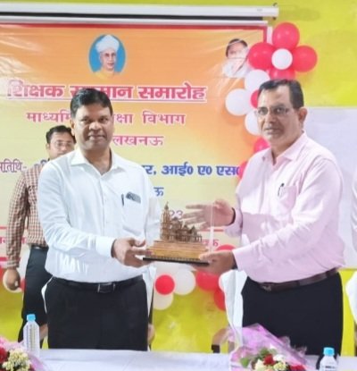 pkumar1997's tweet photo. शिक्षक दिवस पर जिलाधिकारी महोदय लखनऊ द्वारा उत्कृष्ट शिक्षकों को सम्मानित किया गया @LucknowDivision @desecedu https://t.co/av8lyP3xxA