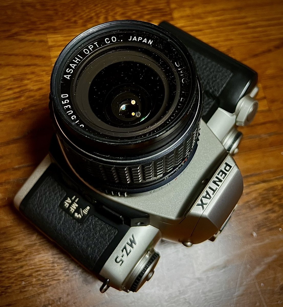 cy31kai's tweet photo. ペンタキアンではないので、PENTAXのAFレンズは持ってません。superAとかで使ってた手持ちの28mm f3.5を装着しましたが…悪くない…早速試写してみましょう☝️
さて、PENTAXの実力とやらを見せてもらおうか…
#フィルムカメラ #PENTAX #ペンタックス #MZ5 https://t.co/jIw06xN3eb