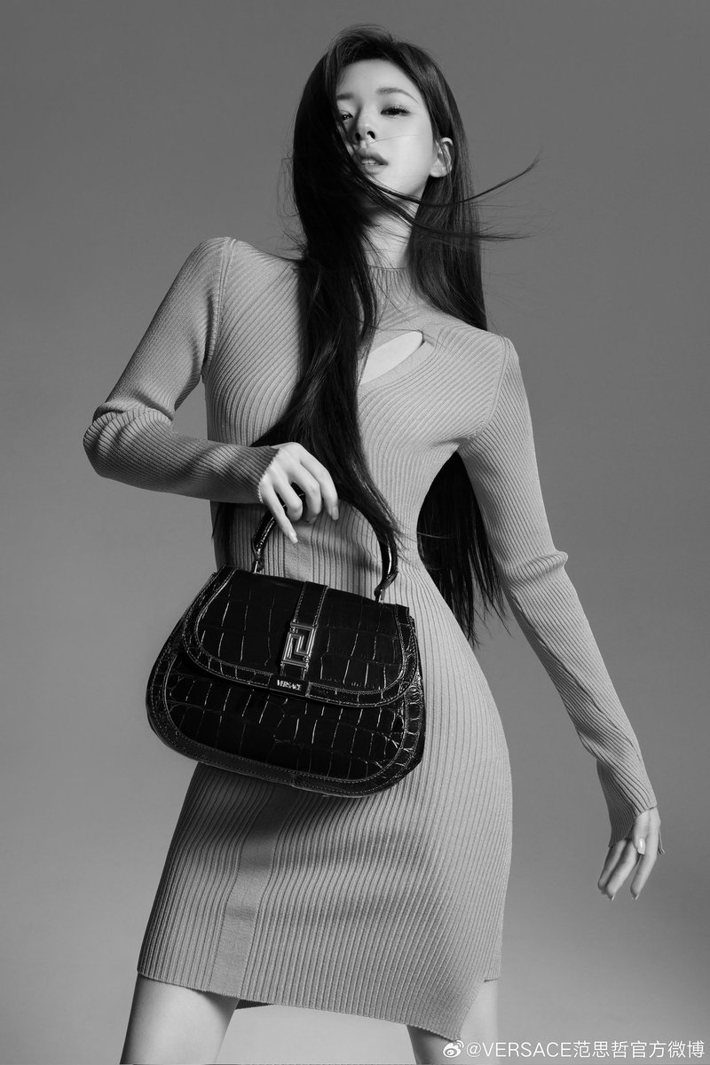 jeylapot15's tweet photo. Zhao Lusi Versace blockbuster is very well shot. 
Interprets the new crocodile-embossed Greca Goddess handbag from the VERSACE 2023 autumn and winter series, which is both elegant and sharp, showing off her new style.

#ZhaoLusi
#versace2023 https://t.co/9EYImcnZ1F