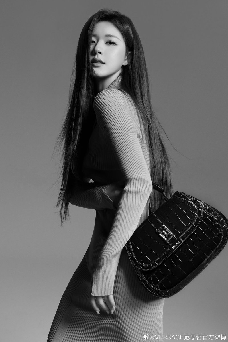 jeylapot15's tweet photo. Zhao Lusi Versace blockbuster is very well shot. 
Interprets the new crocodile-embossed Greca Goddess handbag from the VERSACE 2023 autumn and winter series, which is both elegant and sharp, showing off her new style.

#ZhaoLusi
#versace2023 https://t.co/9EYImcnZ1F