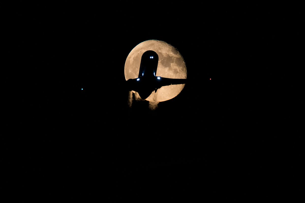 Airplanes and the Moon.

#aviation #aviationgeek #avgeek #chicago #airliners #moon #takeoof #aviationphotography #ord #ohare #instagramaviation #planes #arline #planesofinstagram #planespotter #planespotting #airport #night #chicagophotographer #september