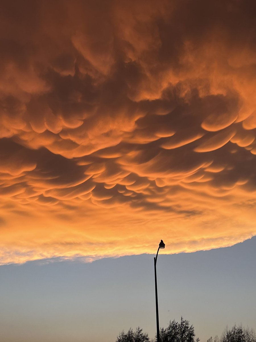 KenHarding17's tweet photo. @fox4kc what kind of clouds are these.  Ken.    Knob Noster https://t.co/AhF1D0Qmr2