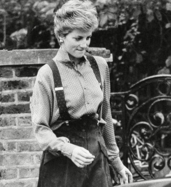 I never realised that it is the same skirt Diana is wearing here. I have some colour shots of the second photo but cannot remember the skirt was brown. I have to find them. #princessdiana #royalfashion