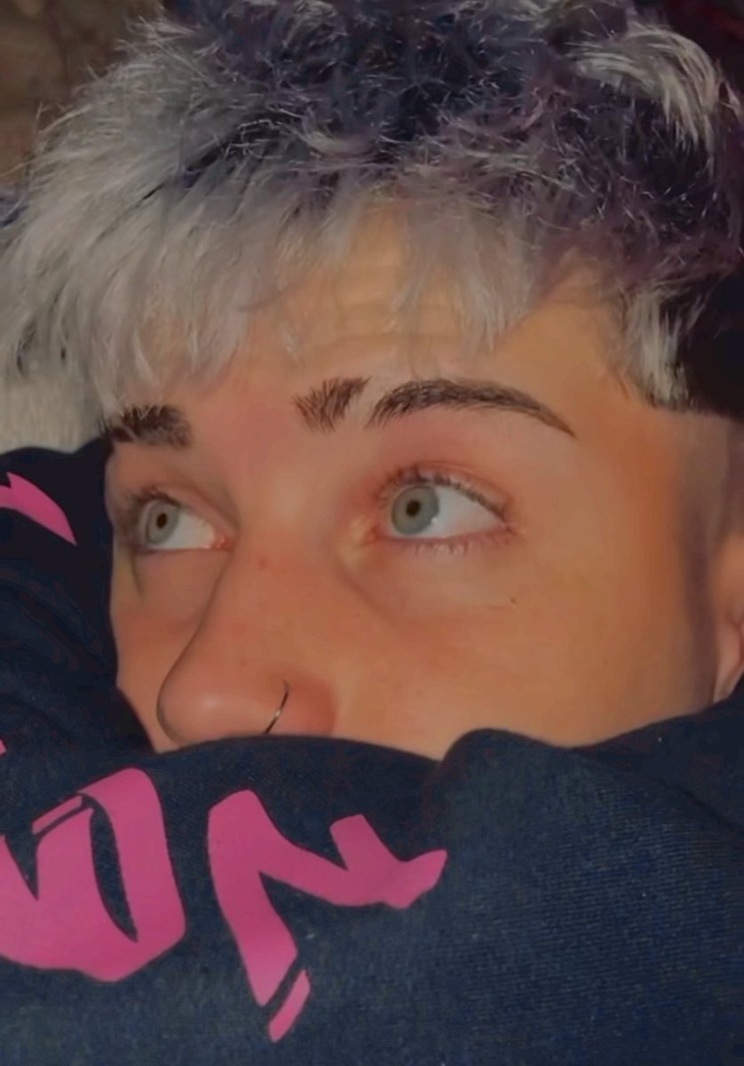 𝐄𝐥𝐥𝐚 𝐚𝐦𝐚 𝐦𝐢𝐫𝐚𝐫 𝐞𝐬𝐭𝐨𝐬 𝐨𝐣𝐨𝐬, 𝐚𝐮𝐧𝐪𝐮𝐞 𝐧𝐨 𝐬𝐨𝐧 𝐦𝐚𝐫𝐫𝐨𝐧𝐞𝐬…