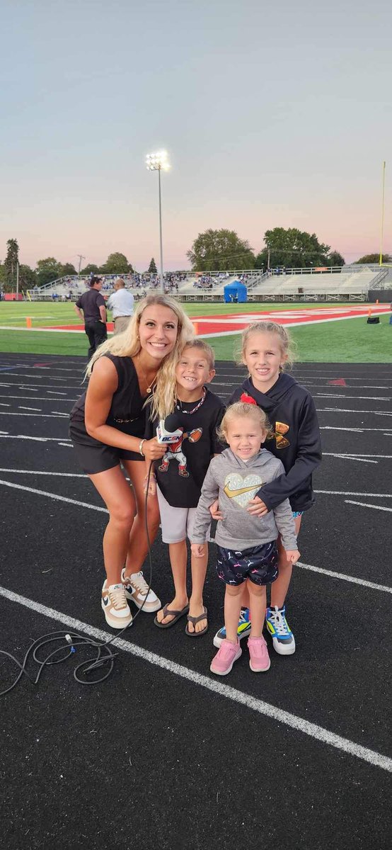 maddiekline's tweet image. Had a few special guests on the @centralcatholic sideline from last weeks game! 🏈❤️🎤🙌🏻 #AuntLife 

@BCSNsports @ToledoCCHS_FB