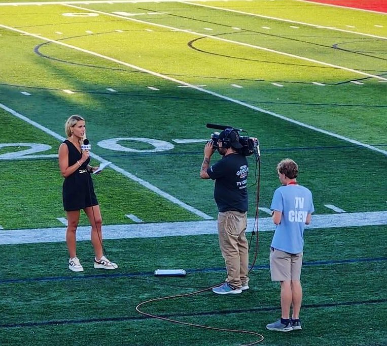 maddiekline's tweet image. Had a few special guests on the @centralcatholic sideline from last weeks game! 🏈❤️🎤🙌🏻 #AuntLife 

@BCSNsports @ToledoCCHS_FB