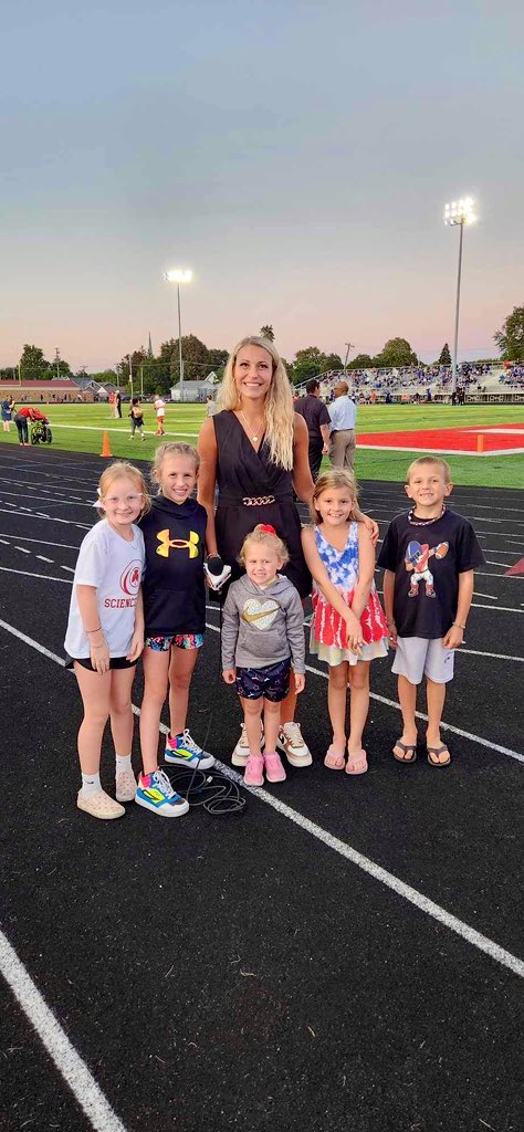 maddiekline's tweet image. Had a few special guests on the @centralcatholic sideline from last weeks game! 🏈❤️🎤🙌🏻 #AuntLife 

@BCSNsports @ToledoCCHS_FB