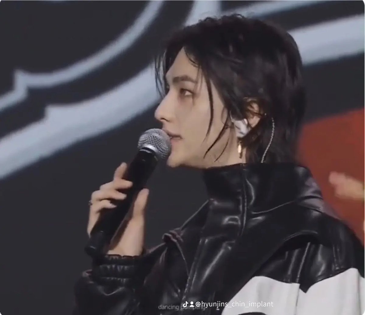 Poppy4051132267's tweet photo. Hyunjin‘s chin droops over his jawline (chin ptosis) caused by a bad chin implant also known as ‘witches chin’.  #straykids #stays #kpopplasticsurgery https://t.co/9Df9WMeu1N